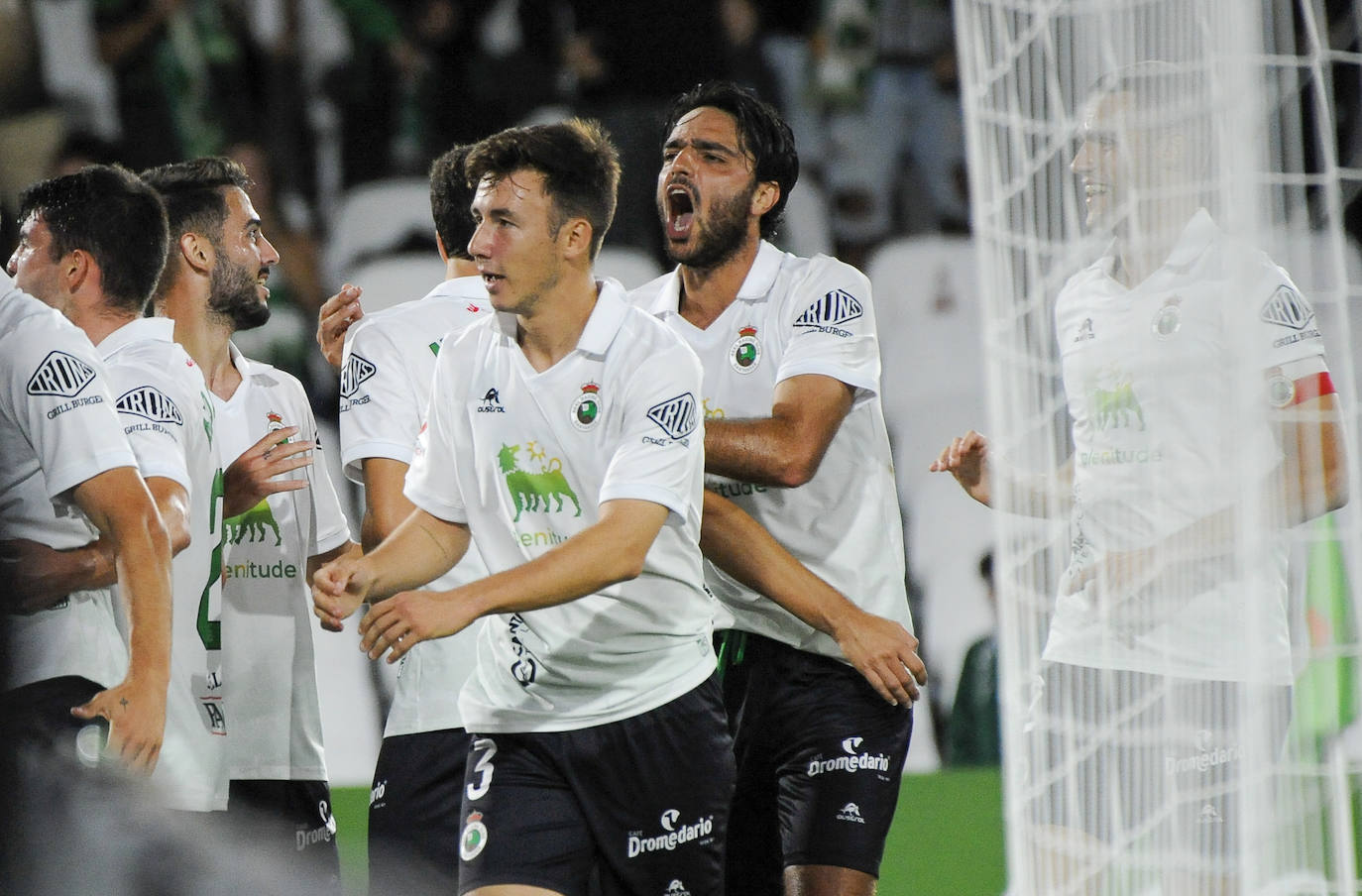 Los jugadores del Racing festejan que se han adelantado en el marcador. 