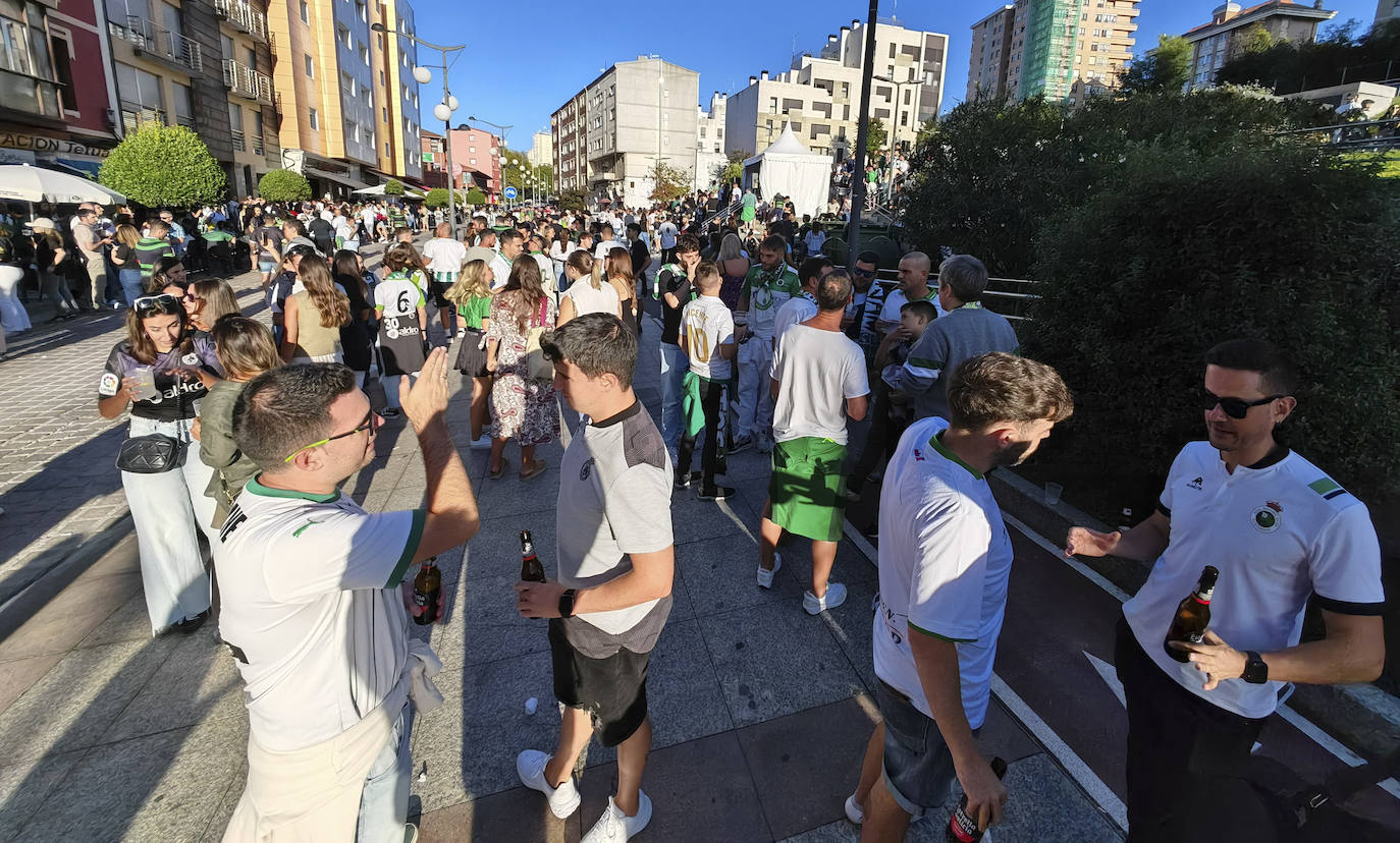 La mayor parte de los aficionados vistió camisetas de las diferentes épocas del Racing