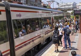 Usuarios de la línea de Renfe esperan a coger el tren en la estación de Muriedas.