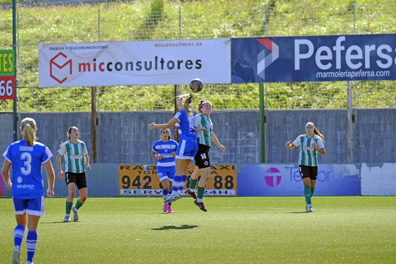 Paula Ransanz salta de cabeza con una jugadora del Bizkerre. 