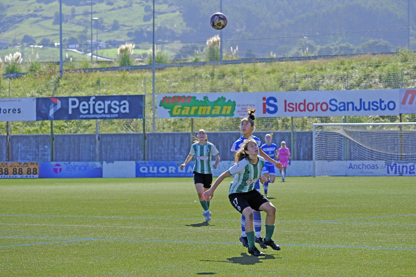 Naiara pelea por un balón aéreo con una rival. 