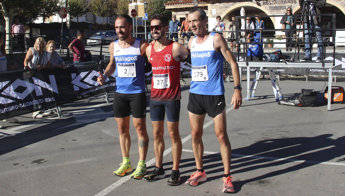 Los tres primeros clasificado posan tras cruzar la línea de meta. 