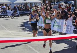 Paula Bustamante cruza victoriosa la línea de meta.