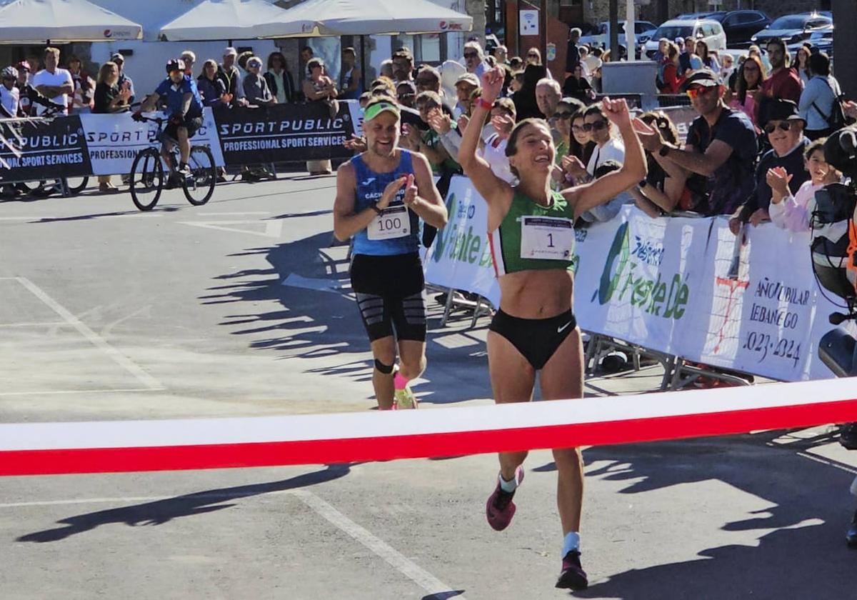 Paula Bustamante cruza victoriosa la línea de meta.