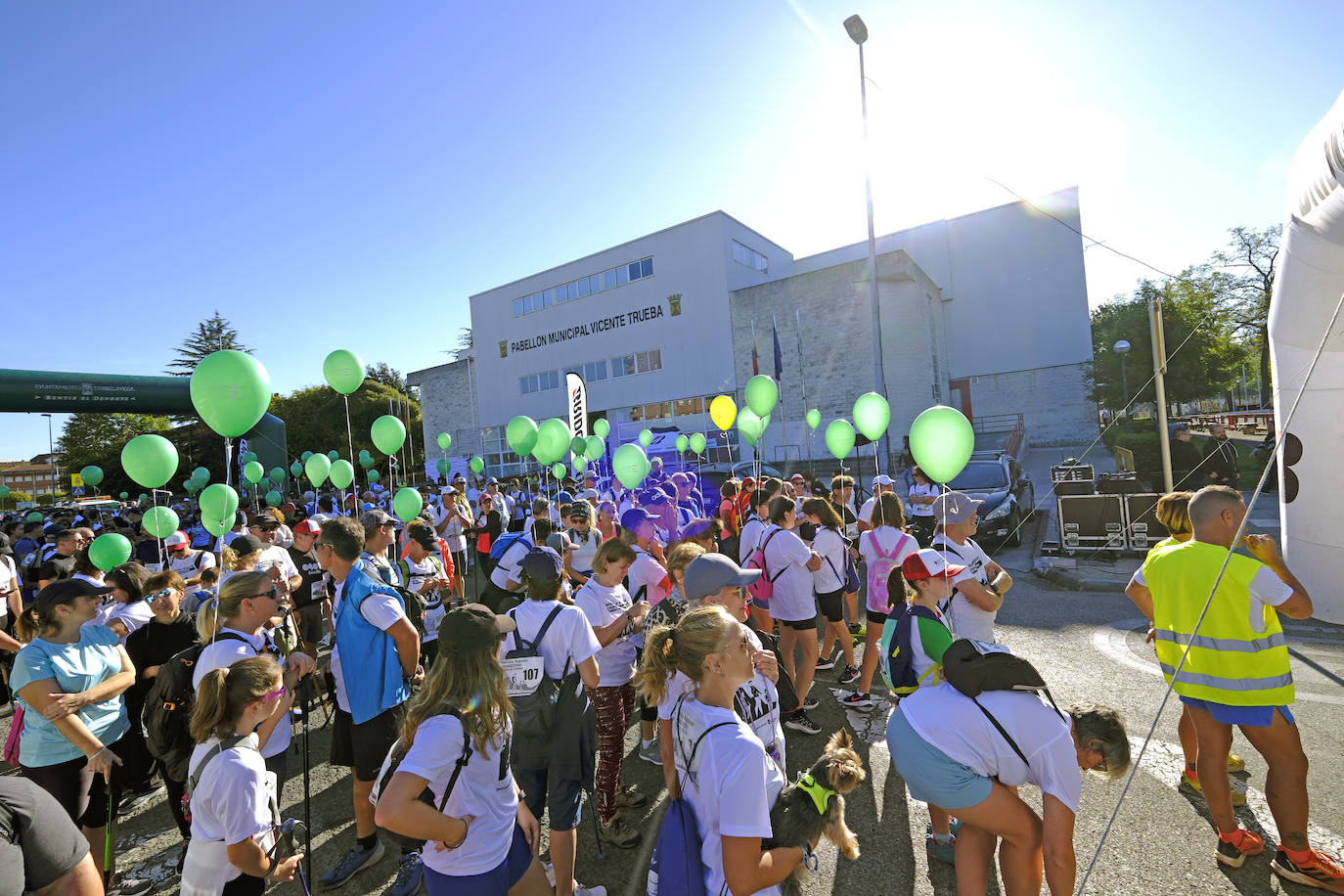 Las inmediaciones del pabellón Vicente Trueba, la línea de salida del recorrido, se han llenado de senderistas desde las diez de la mañana.