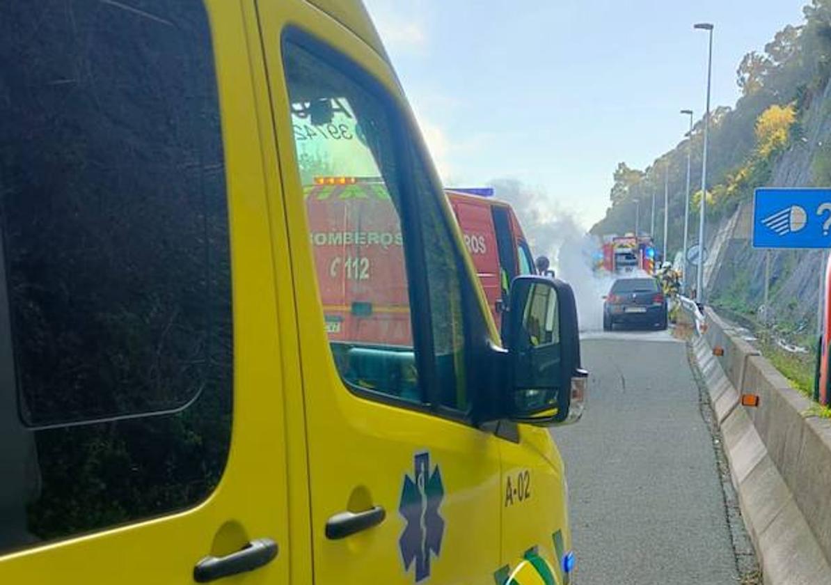 Cerrado el carril derecho de la A-8 en Islares (Cantabria) por el incendio de un vehículo