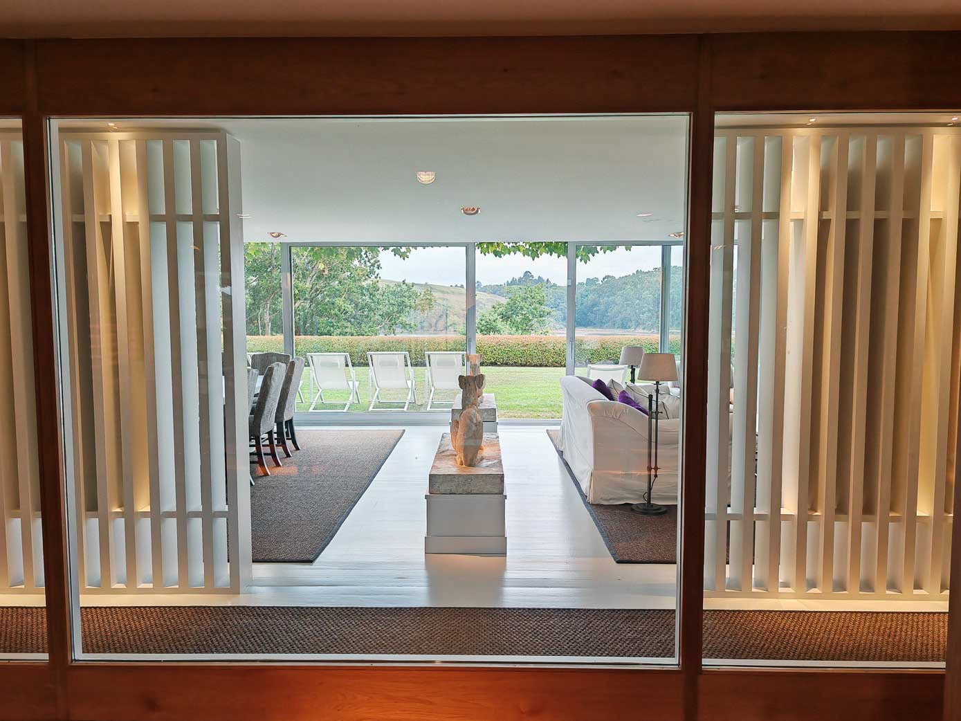 Vista al salón y al jardín desde el gimnasio.