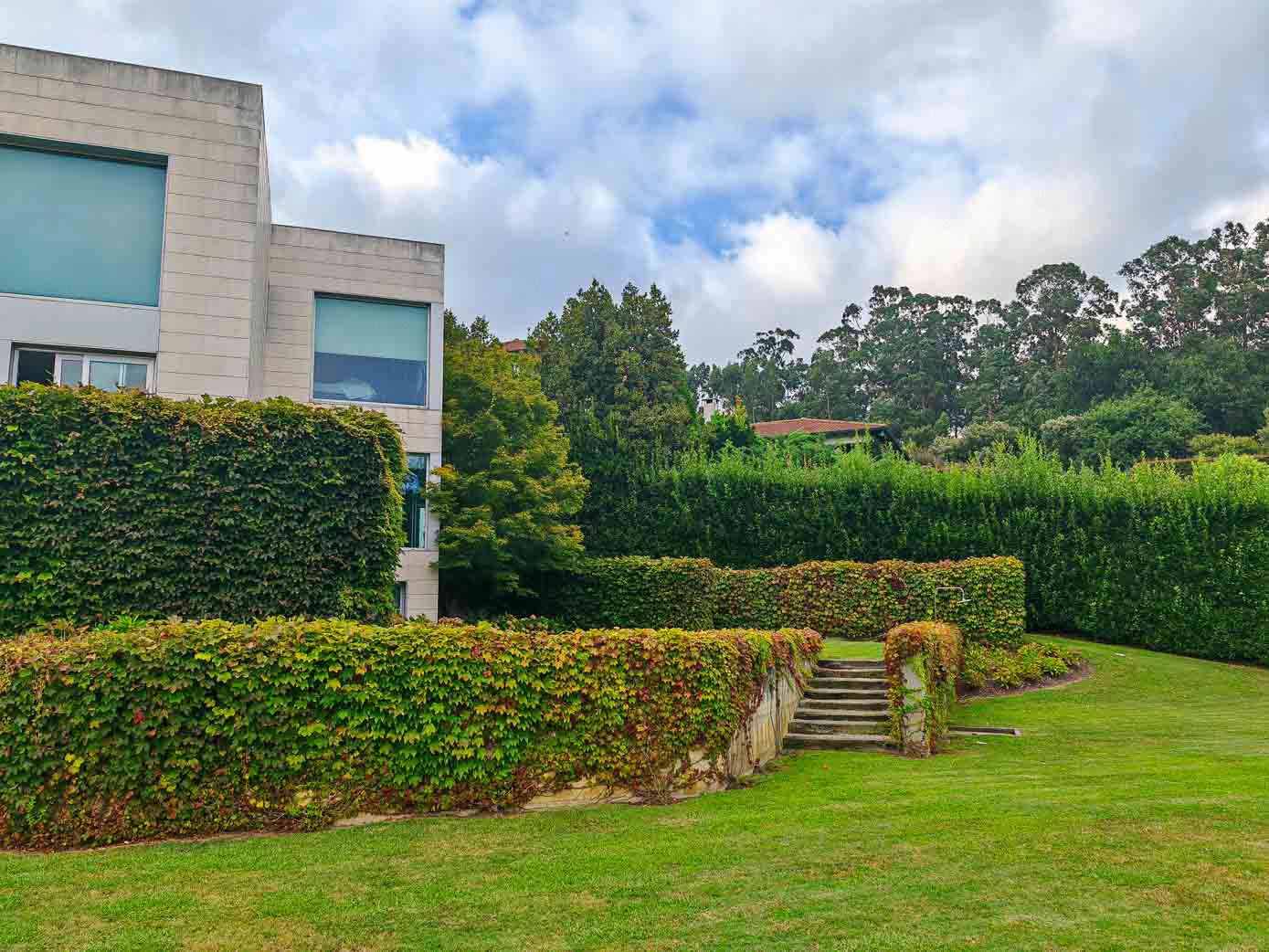 Vista de los diferentes volúmenes de la casa, desde el jardín.