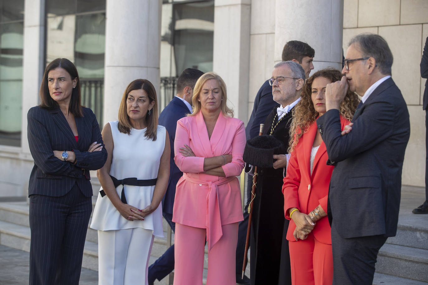 La alcaldesa, la presidenta, el rector, la delegada del Gobierno y el ministro de Universidades, esperando la llegada del Rey