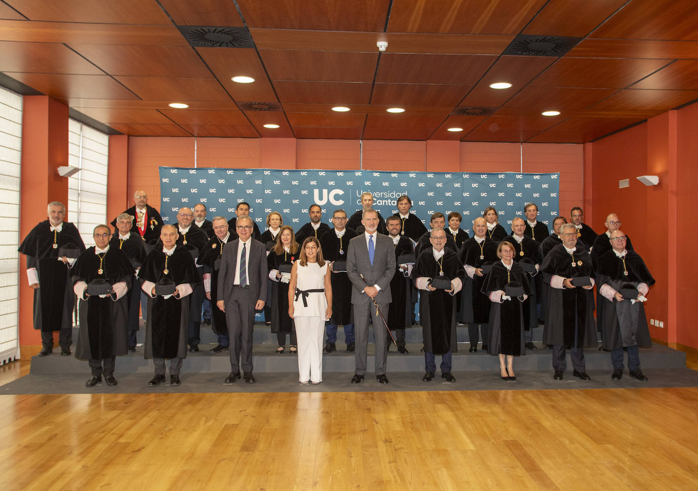 Foto de familia con el Rey y los rectores invitados al acto solemne.