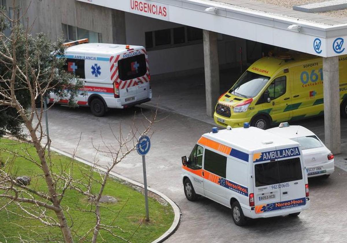 Ambulancias en la puerta de Urgencias de Valdecilla.