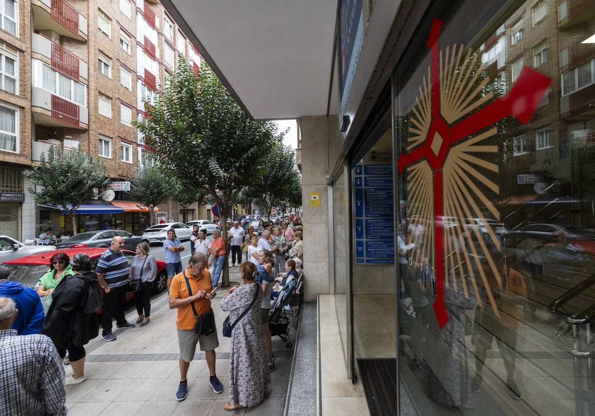 Vecinos en el acceso a la sede de Salud en la manifestación del pasado lunes día 18.