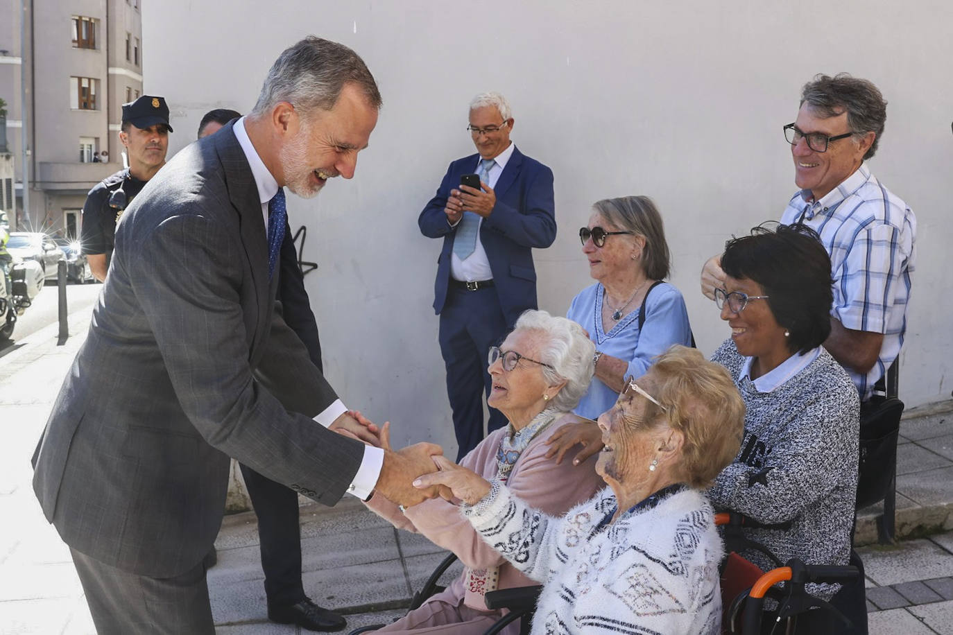 Felipe VI se acercó a saludar a dos señoras.