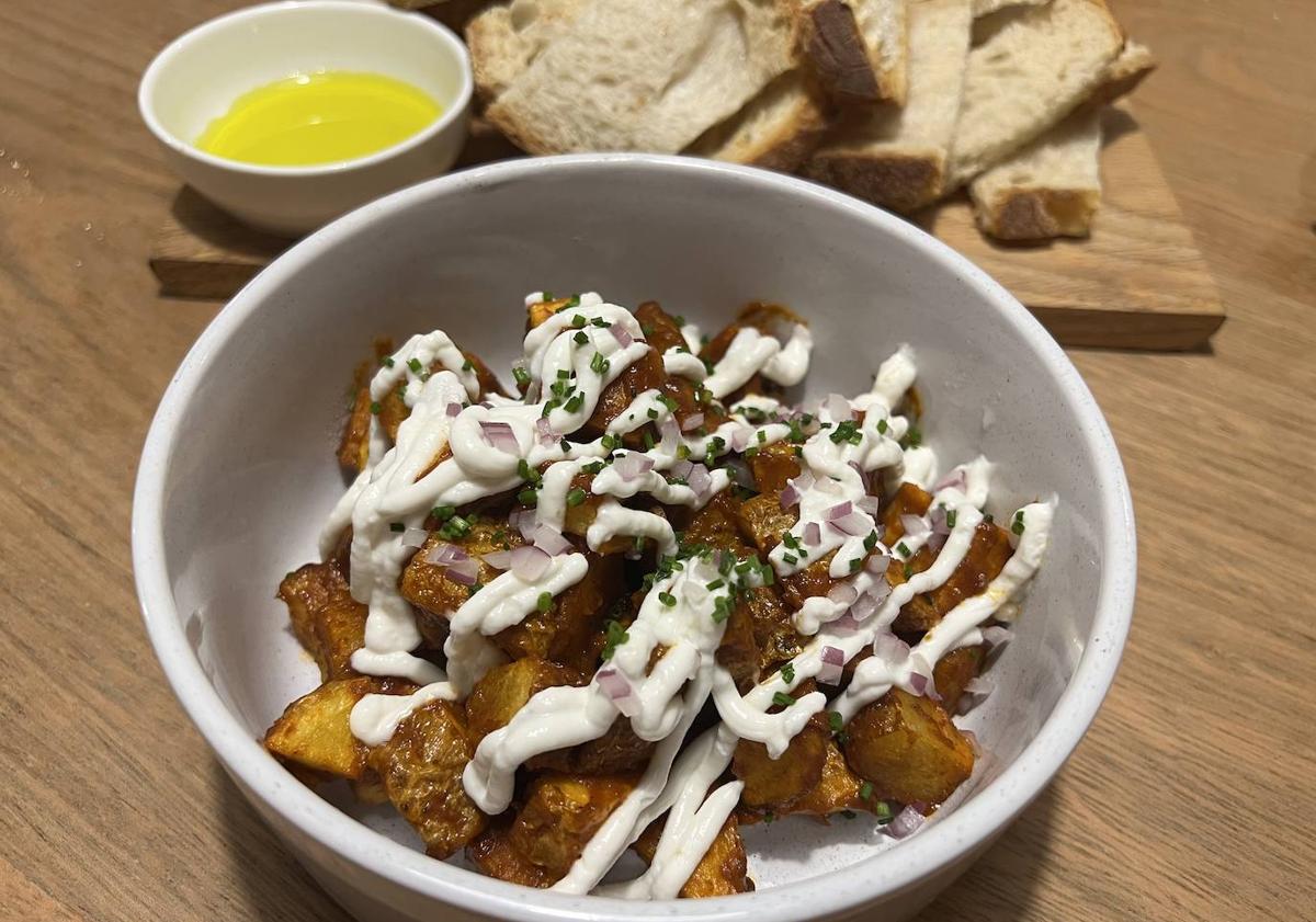 Imagen principal - Tres platos típicos del restaurante: patatas bravas, gordita mexicana y crema de yogur y frutos rojos.