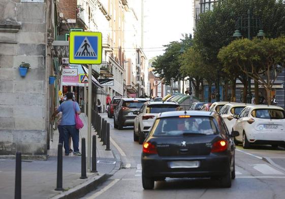 Vehículos circulan por la calle Francisco Díaz, en Torrelavega.