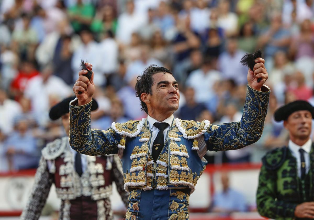 Domingo López Chaves pasea apéndices en Cuatro Caminos.