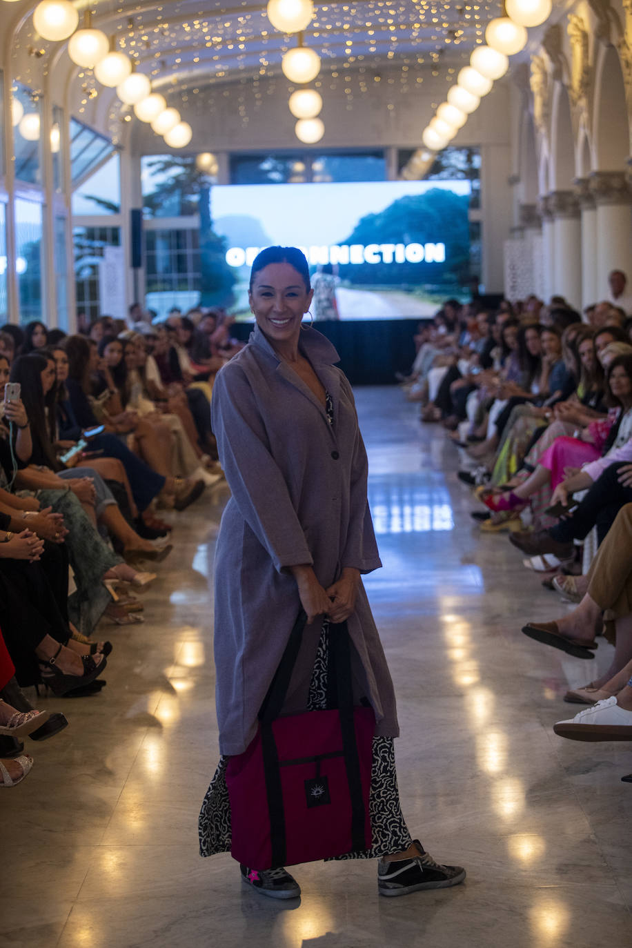 Gloria Rueda con abrigo, vestido y bolso de 'Off Connection' (Galicia).