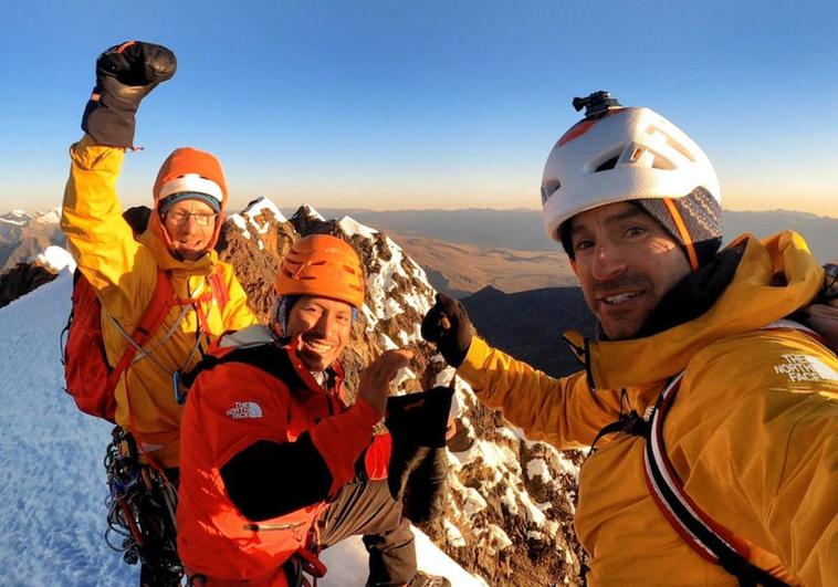 Iker Pou, Micher Quito y Eneko Pou celebran la vía 'One Push'.