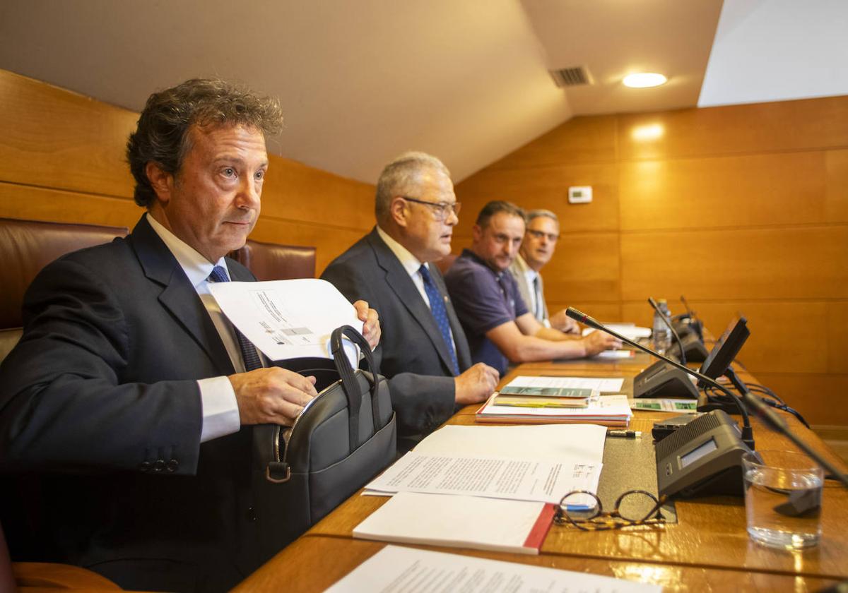 Pablo Palencia, en primer término, durante su comparecencia.