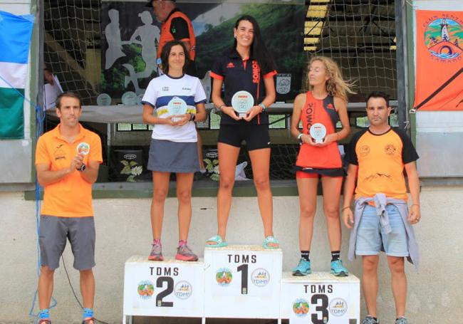 Olga Corral, en lo alto del podio, flanqueada por Beatriz Escarda (segunda) y Ana Hernández, las tres primeras del Circuito Cántabro.