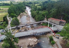 El antiguo puente a la izquierda, notablemente más estrecho que la plataforma actual.