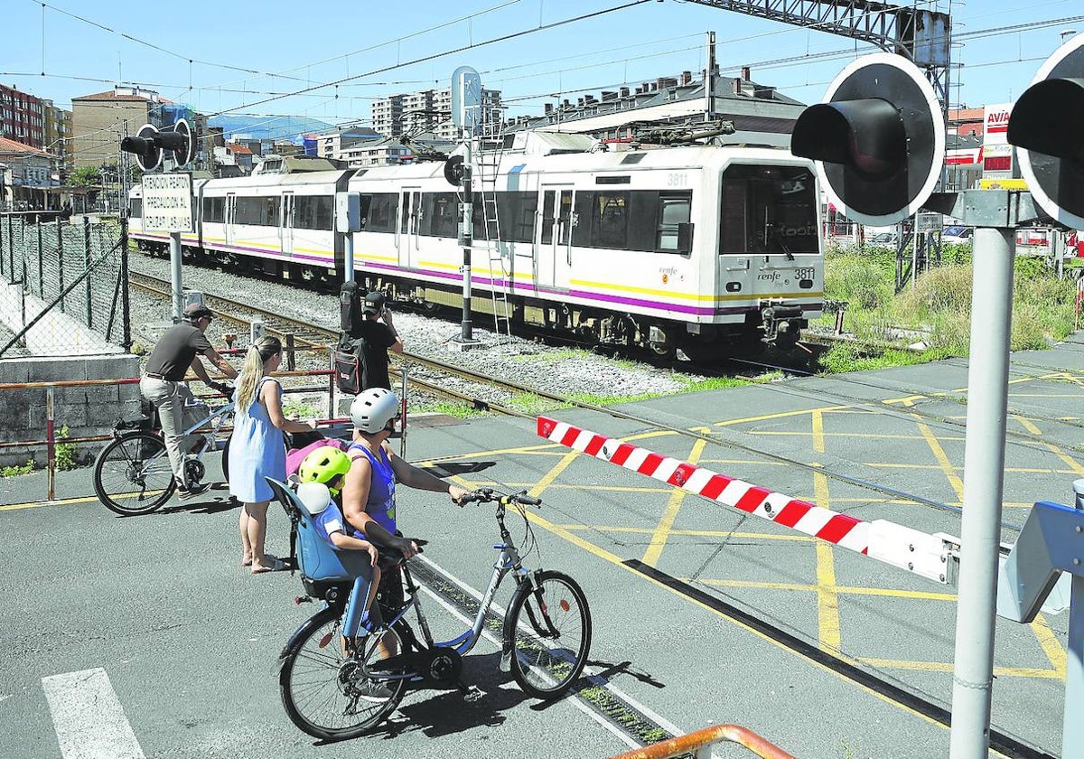 Un tren de Feve llega a la estación del centro de Torrelavega, en una imagen tomada desde el paso a nivel de Pablo Garnica.