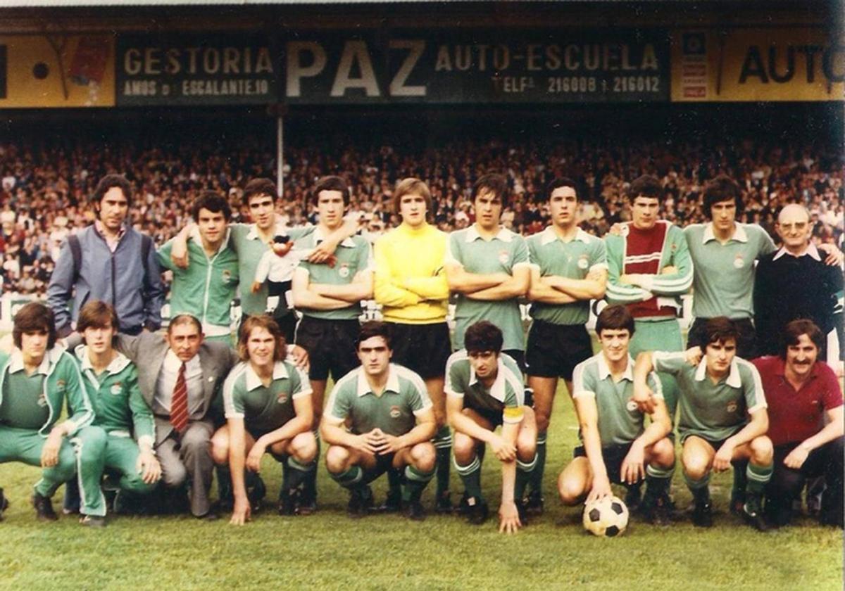 Equipo juvenil que se enfrentó al Zaragoza en 1977 en los Campos de Sport. De pie y de izquierda a derecha, Nando Yosu (entrenador), Saro, Guti, Lipe, Moncaleán, Juan Carlos, Diego, Pierino, Quique y Saldaña (delegado). Agachados, Marcos, Sordo, Luis (aficionado), Albo, San Román, Abando, Ochoa, Lastra y Tolosa (segundo entrenador).