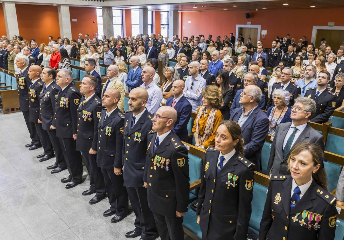 La Jefatura Superior de la Policía Nacional de Cantabria, en el acto oficial del día de su patrón celebrado en el Paraninfo de la UC.