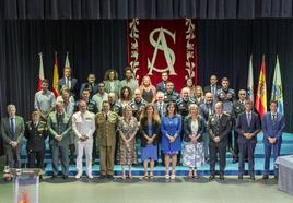 Foto de familia con representantes institucionales y miembros de las Fuerzas y Cuerpos de Seguridad del Estado en el Paraninfo de la Magdalena.