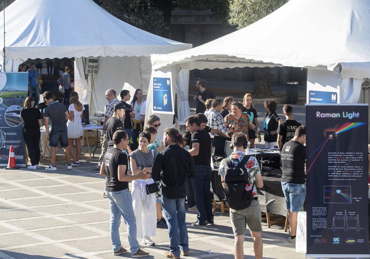 Miles de personas recorrieron a lo largo de la tarde de ayer los stands de la Noche Europea de los Investigadores en la Plaza de Pombo.