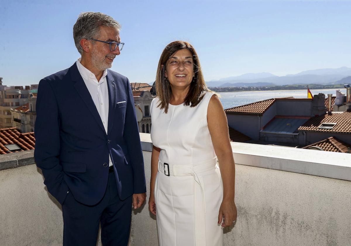 César Díaz junto a la presidenta regional, María José Sáenz de Buruaga, hoy tras hacerse público el nombramiento