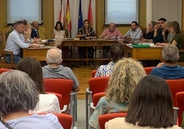 La alcaldesa y los concejales en el pleno de este jueves, que estuvo bastante concurrido de público.