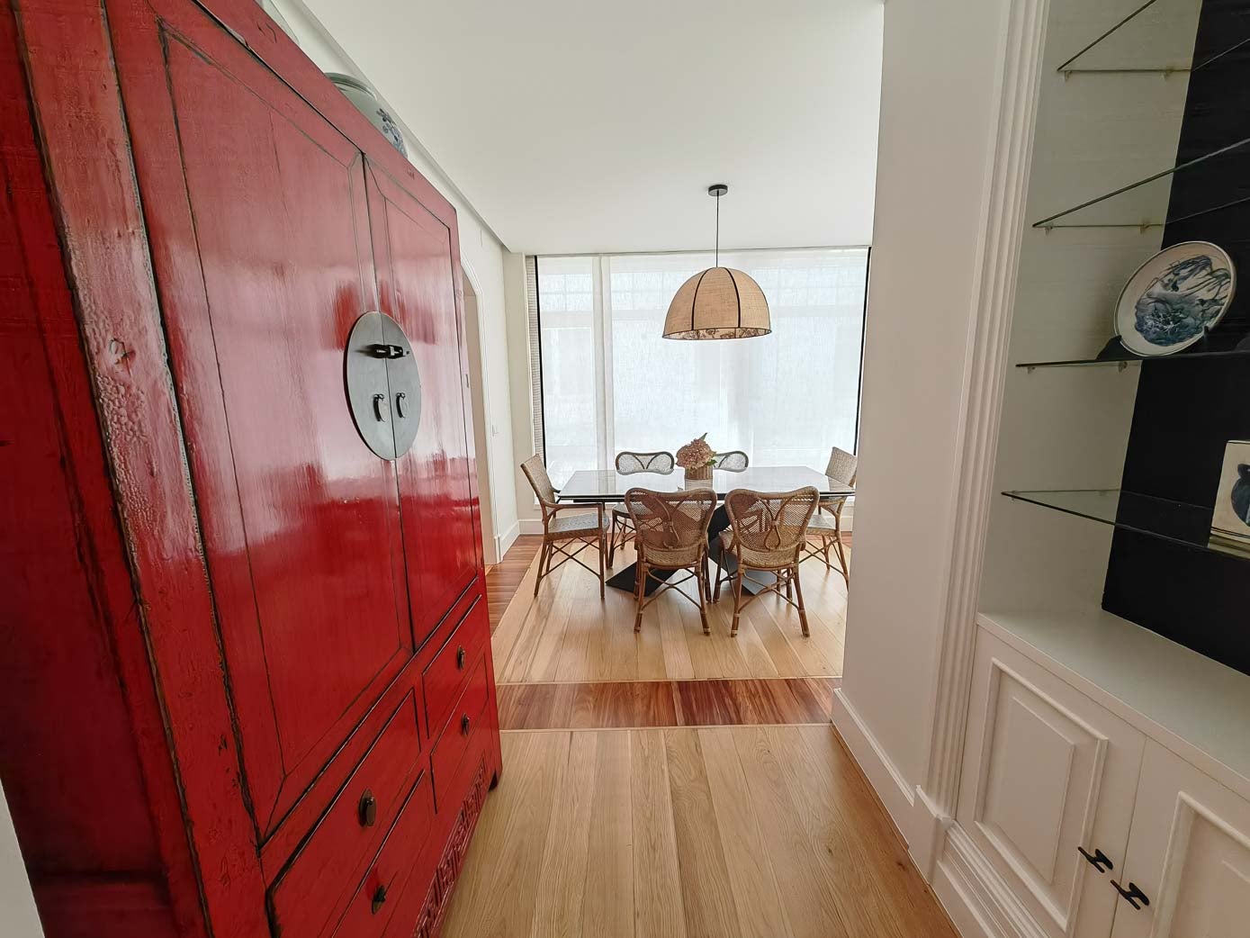 Mueble chino, lacado en rojo, adquirido en un anticuario de Madrid.