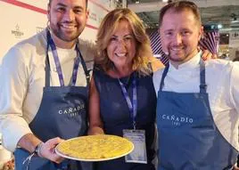 Nicolás Reyes (chef de Cañadio Madrid), Teresa Monteoliva y Pedro J. Roman (chef de Cañadio Santander)