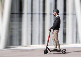 Un hombre se traslada sobre un patinete eléctrico.