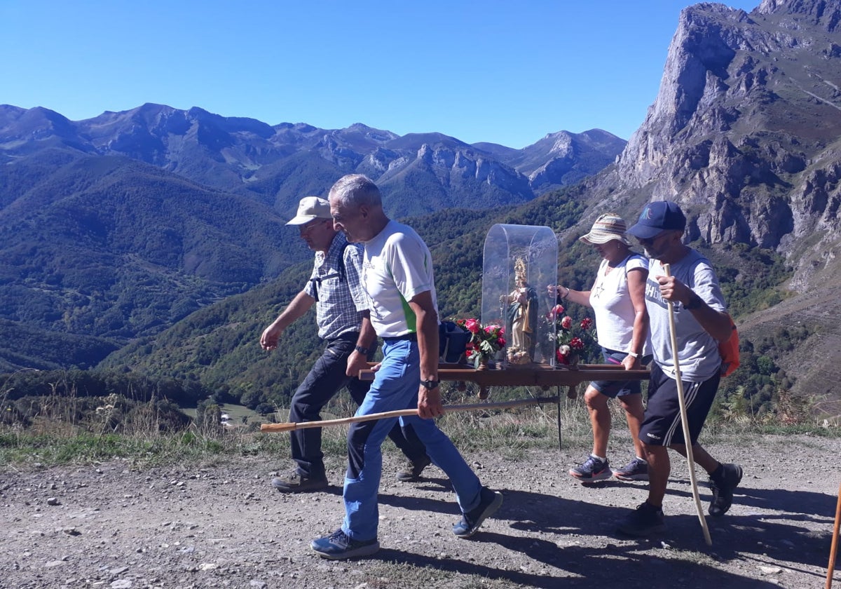 Los devotos llevan la imagen de la Virgen de la Salud en andas camino de la iglesia de Pembes