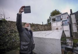 Imagen tomada durante la visita de familiares y políticos al cementerio de Limpias y la fosa común donde reposan los restos de un centenar de milicianos y civiles de la Guerra Civil.