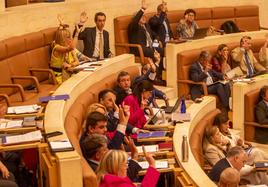 Los diputados, durante una votación este lunes, en el Parlamento cántabro.