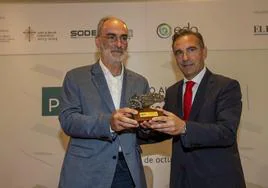 Antonio San Miguel (izquierda) recibe el premio de manos de Manuel Iturbe, presidente de la APD.