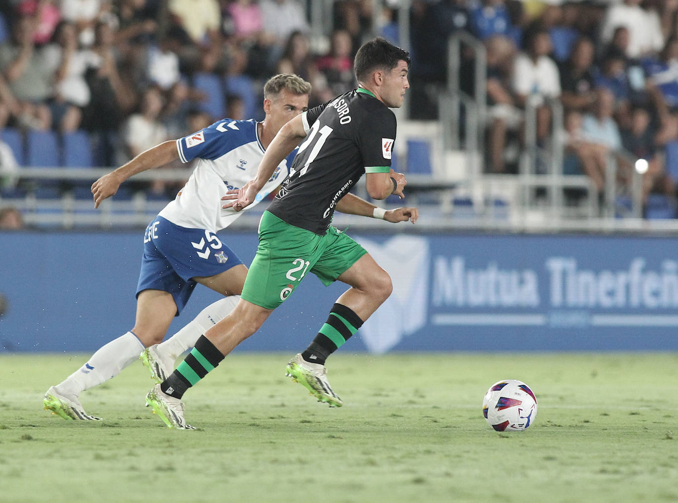 Aldasoro avanza con la pelota ante Sergio González.