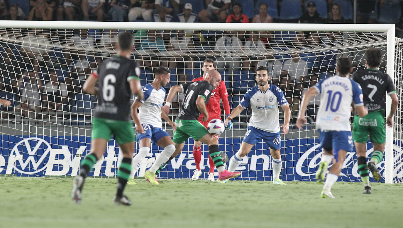 Ekain trata de controlar el balón frente a la portería de Juan Soriano. 