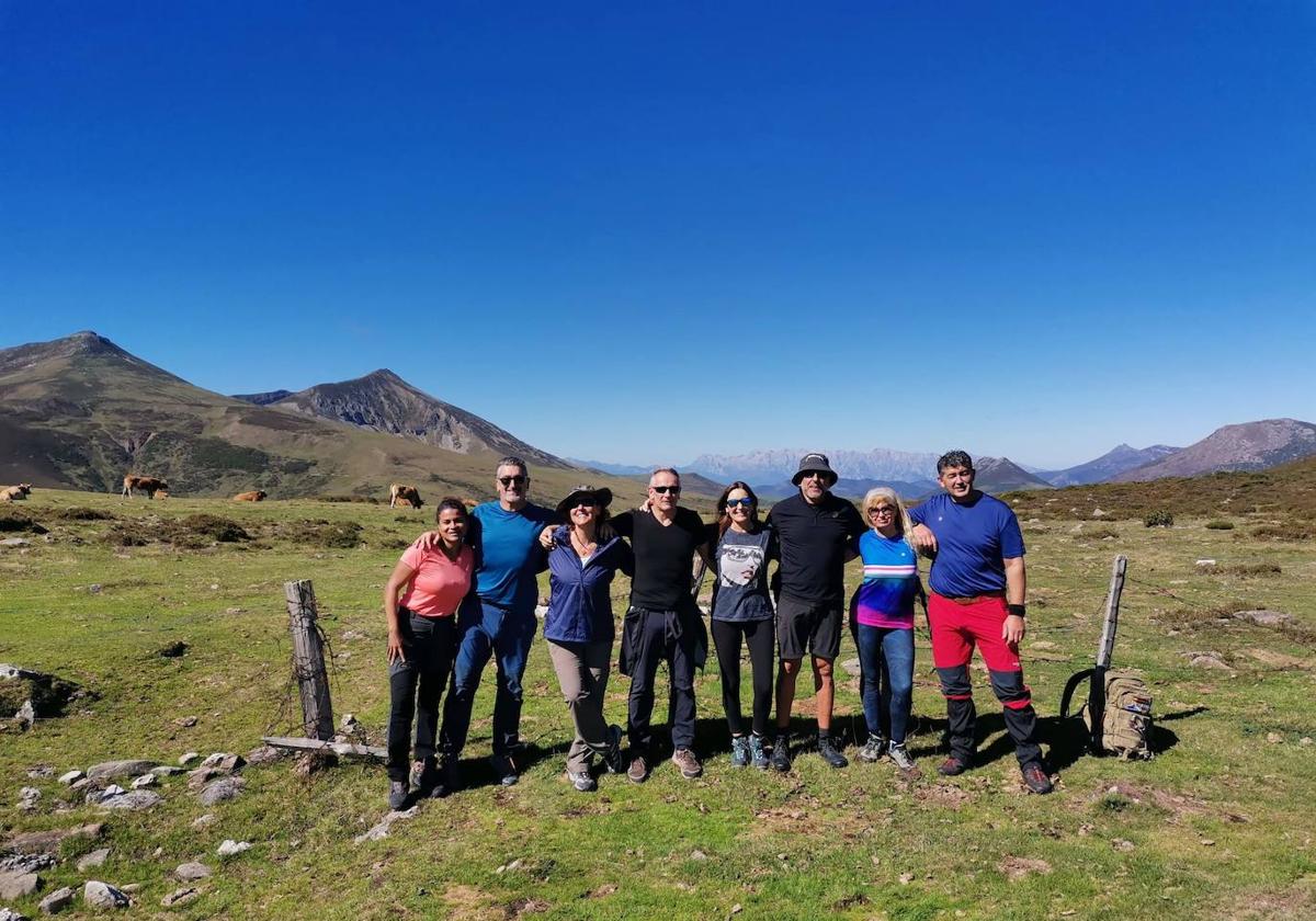 Con un día despejado se puede ver al fondo el Macizo de Ándara de los Picos de Europa, junto al Pico Cordel y el Cueto Iján, que vemos a la izquierda.