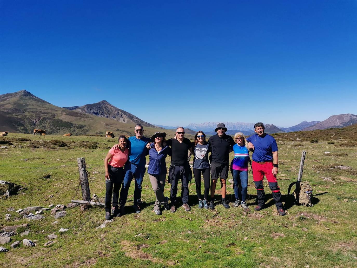 Con un día despejado se puede ver al fondo el Macizo de Ándara de los Picos de Europa, junto al Pico Cordel y el Cueto Iján, que vemos a la izquierda.