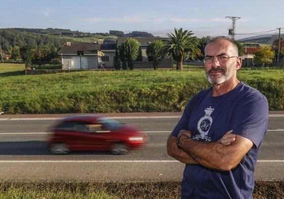 Francisco Cano, ante su casa en Parbayón y la carretera N-623.