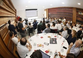 El regidor de Torrelavega interviene durante su ponencia ante decenas de personas, este miércoles, en la Cámara de Comercio.