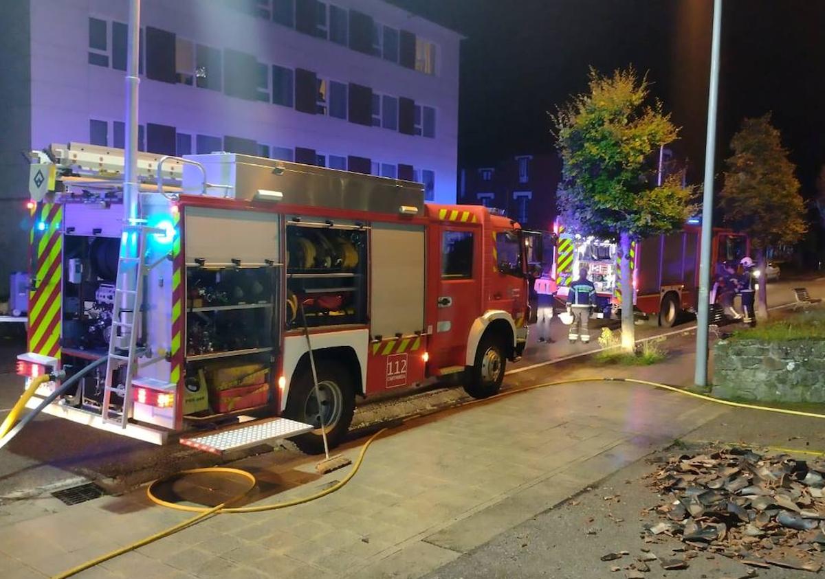 Imagen secundaria 1 - Operativo e interior de la cocina del local, afectada por las llamas.