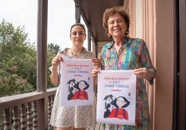 La concejala de Educación y la alcaldesa Teresa Noceda con la portada de las agendas escolares.