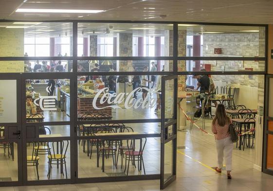 Alumnos, este miércoles, en la cafetería de las facultades de Económicas y Derecho de la Universidad de Cantabria.