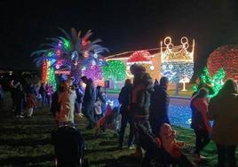 Decenas de personas se arremolinan frente a la casa, en las pasadas Navidades.