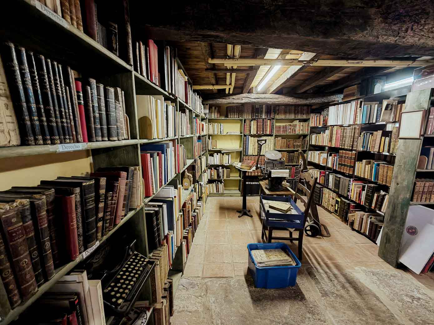 En algunas de las estancias de la librería hay bancos o sillas, para que los clientes puedan sentarse a hojear o leer con tranquilidad los libros que están a la venta.